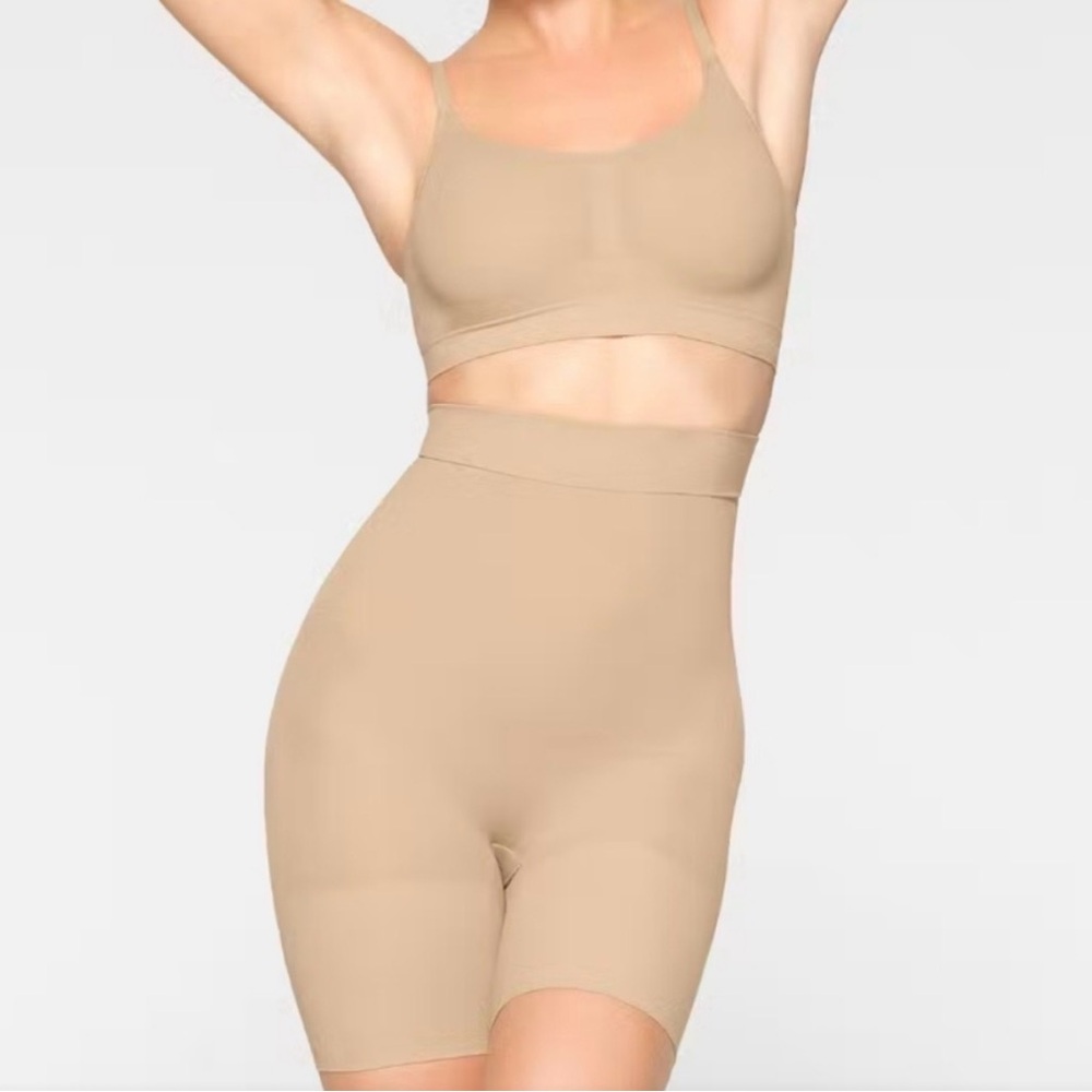 NWT SKIMS high waisted mid thigh shorts - size small, shade clay